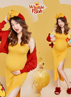 2899春夏新款孕妇拍照孕姿服装性感辣妈氛围感小熊维尼连衣裙出租