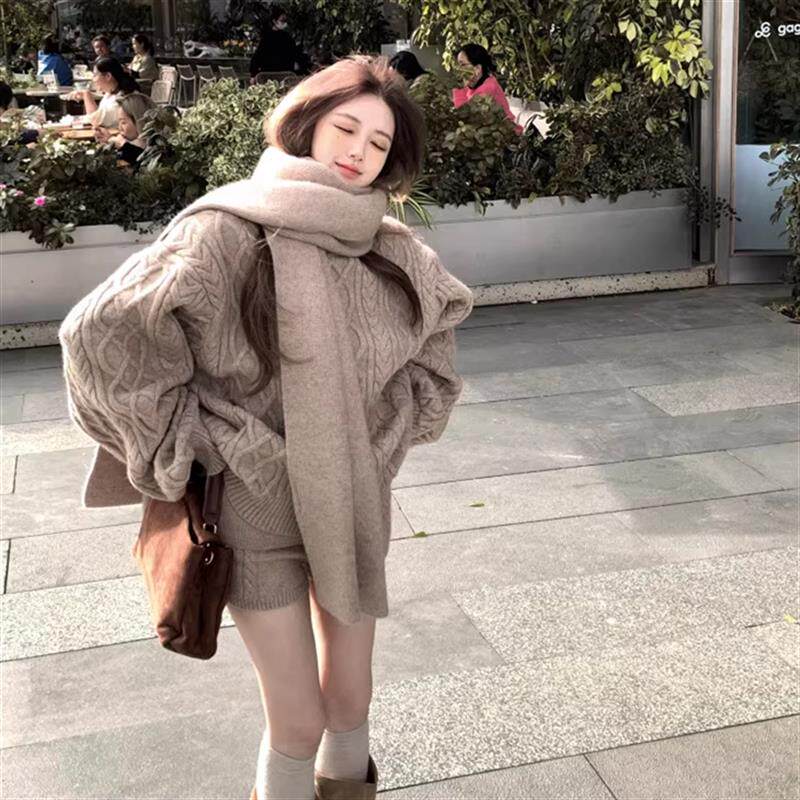 慵懒风麻花针织毛衣套装女冬季圆领灯笼袖针织衫+短裤+围巾三件套