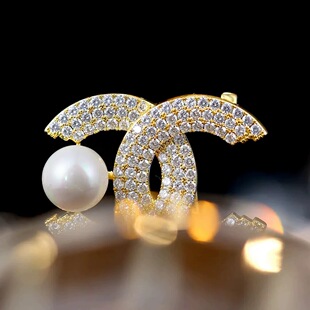 高档微镶锆石胸针珍珠字母小香风气质胸花别针外套西装裙装配饰女