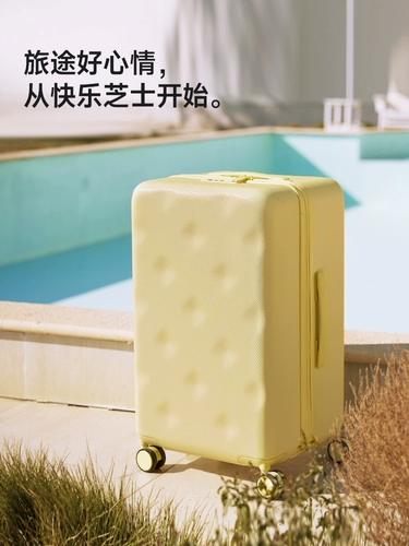 Вместительный и большой универсальный чемодан на колесиках