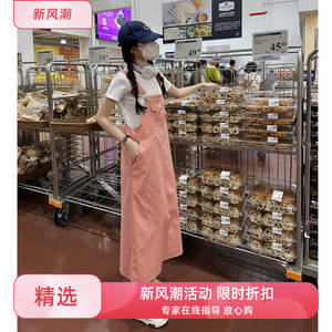 多巴胺复古粉色宽松减龄背带裙女2023款法式鹿向南显瘦连衣裙套装