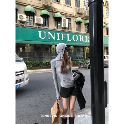 叠搭也时髦辣妹连帽修身长袖T恤