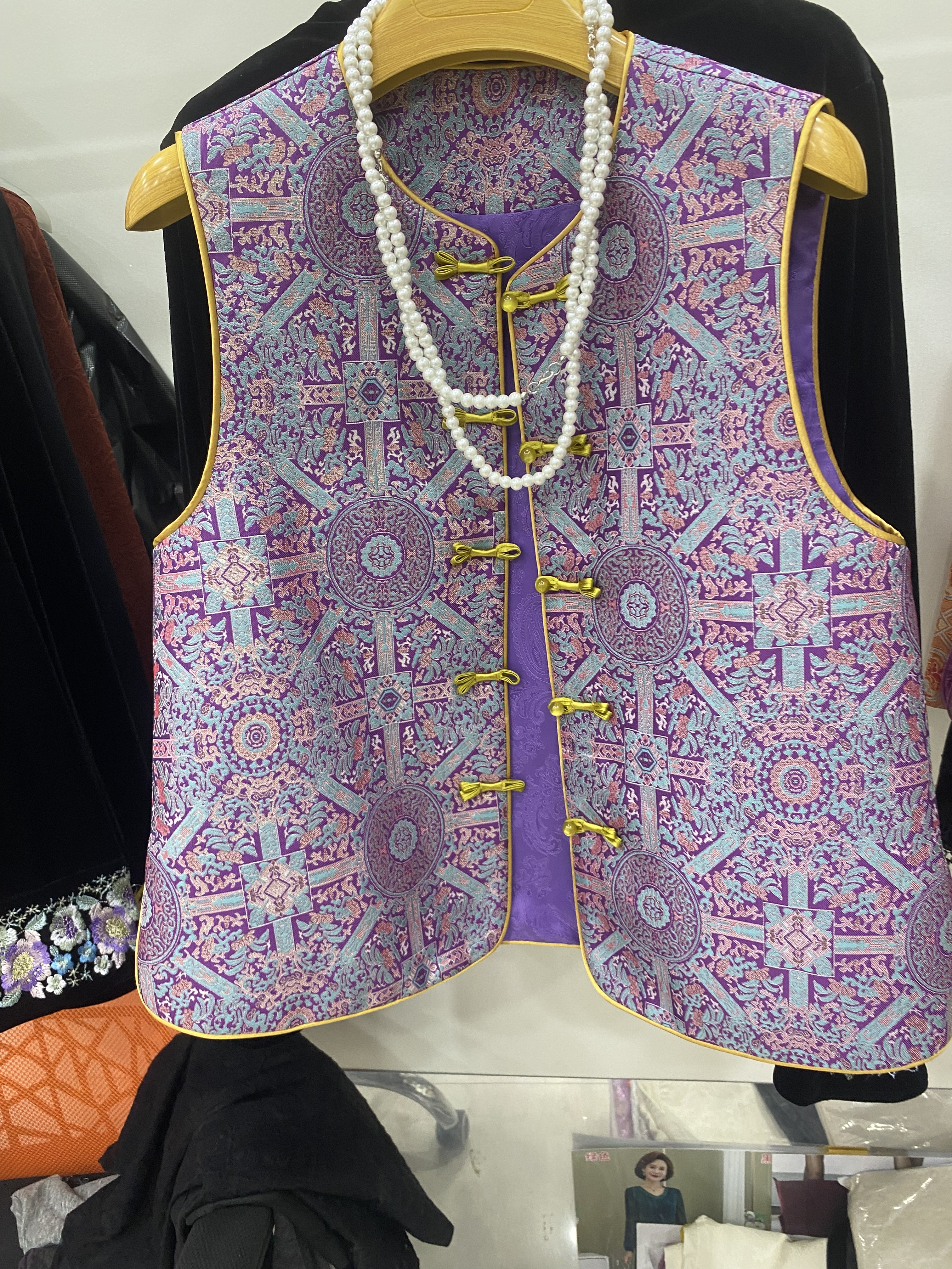 中年妈妈国风盘扣马甲女秋季外套女2025新中式无袖紫色上衣女坎肩