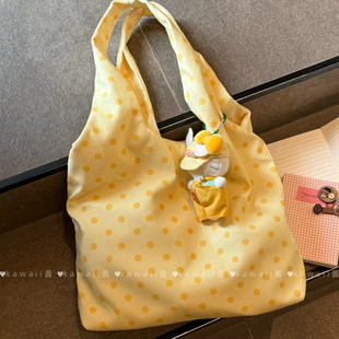 韩系ins可爱奶黄色波点帆布包2026春夏日常通勤百搭大容量单肩包