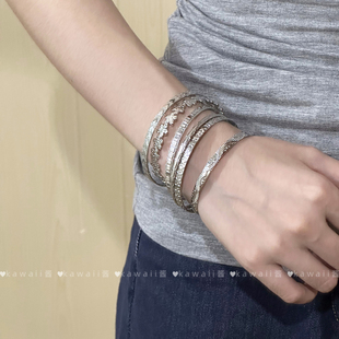 复古做旧多层雕刻花纹手链女2025新款高级感时尚金属纹理叠戴手环