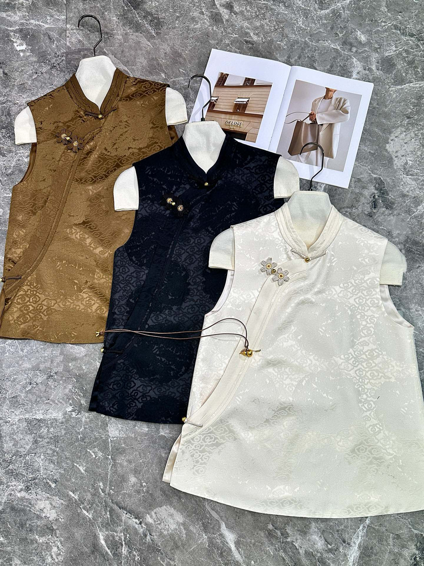 交织提花马甲高级盘扣国风马甲2025年夏洋气复古减龄杏色印花上衣