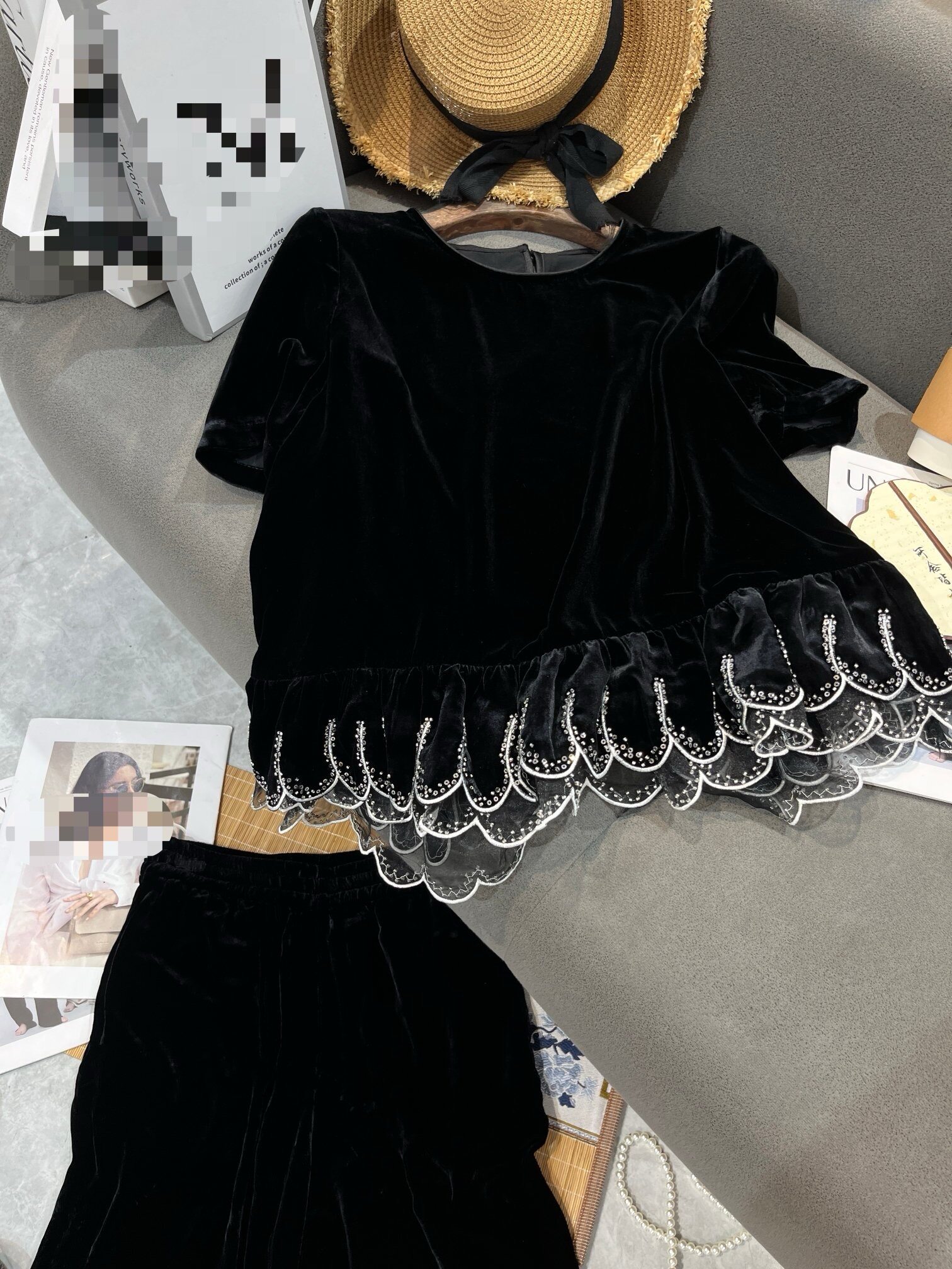 圆领短袖宽松直筒版型下摆多层网纱波浪花边手工钉钻真丝丝绒上衣