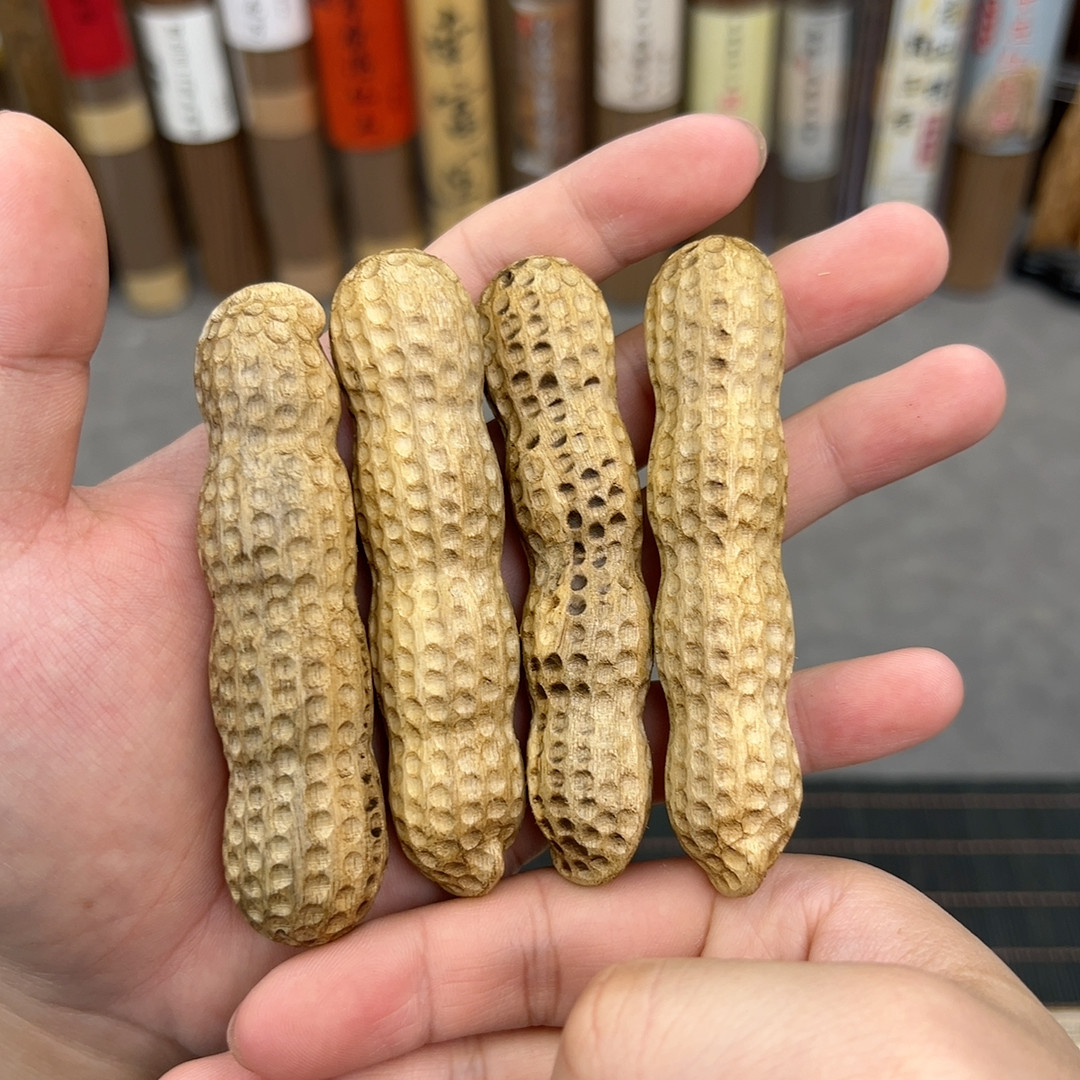 印尼沉香花生吊坠一个