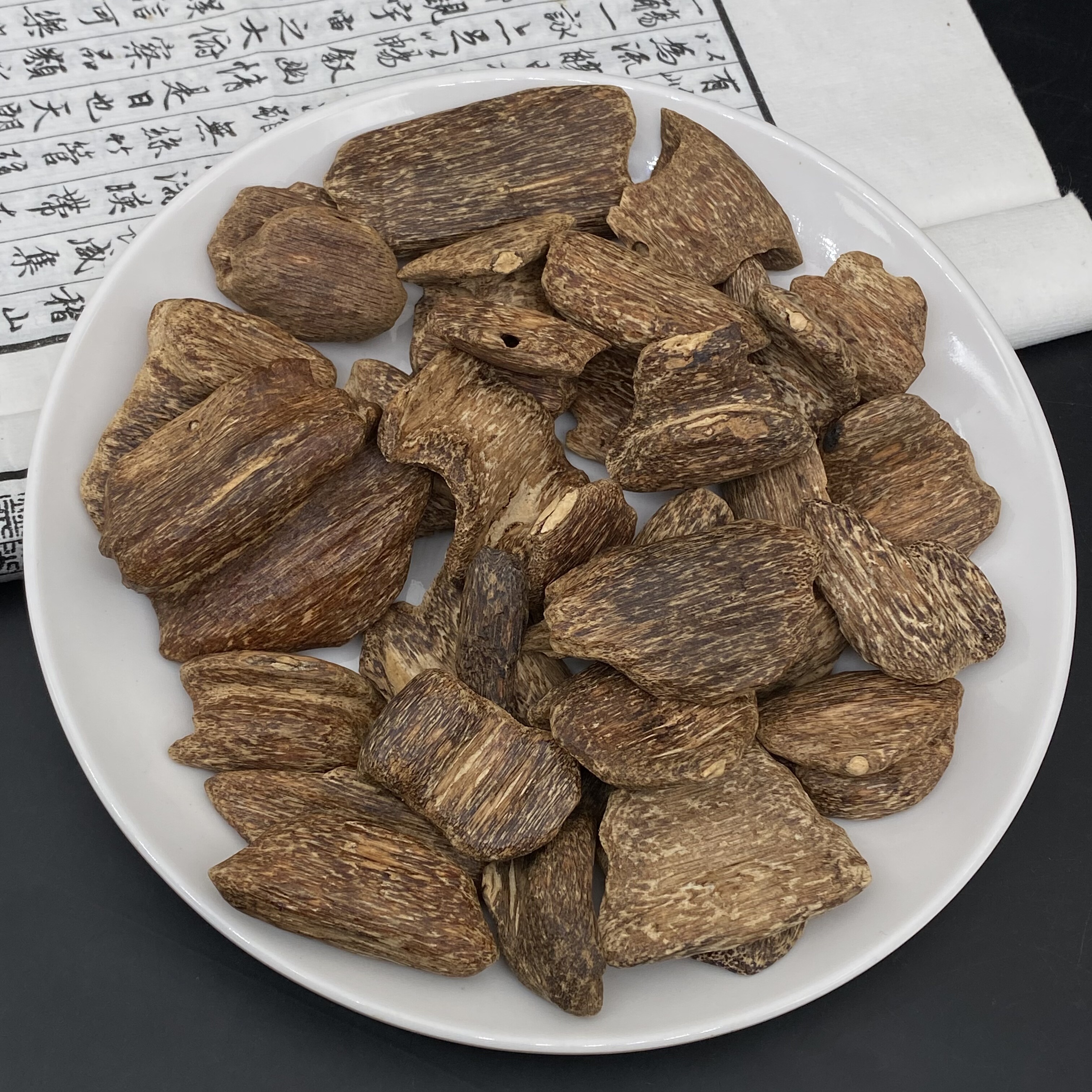 高油海南树心虫眼 可做吊坠、镶嵌挂件 老树结香的老料虫眼沉香