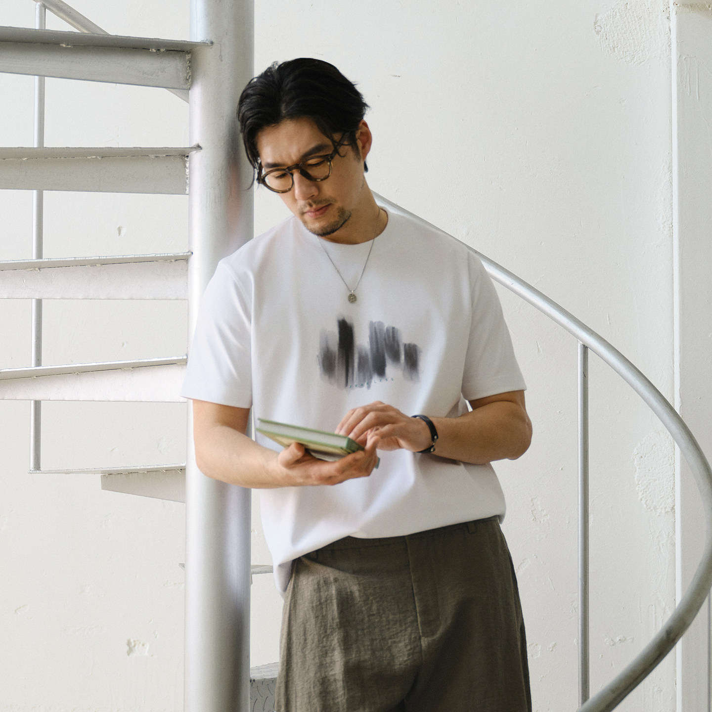 收留原创男装短袖T恤白色印花宽松简约凉感时尚抽象山川水墨上衣