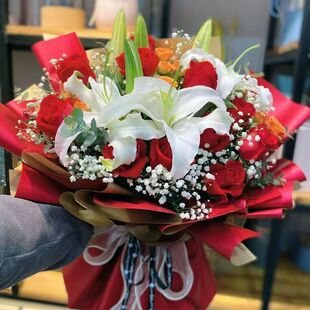 扎赉特旗乌兰浩特市阿尔山市巴彦淖尔乌拉特中旗鲜花店配送玫瑰花