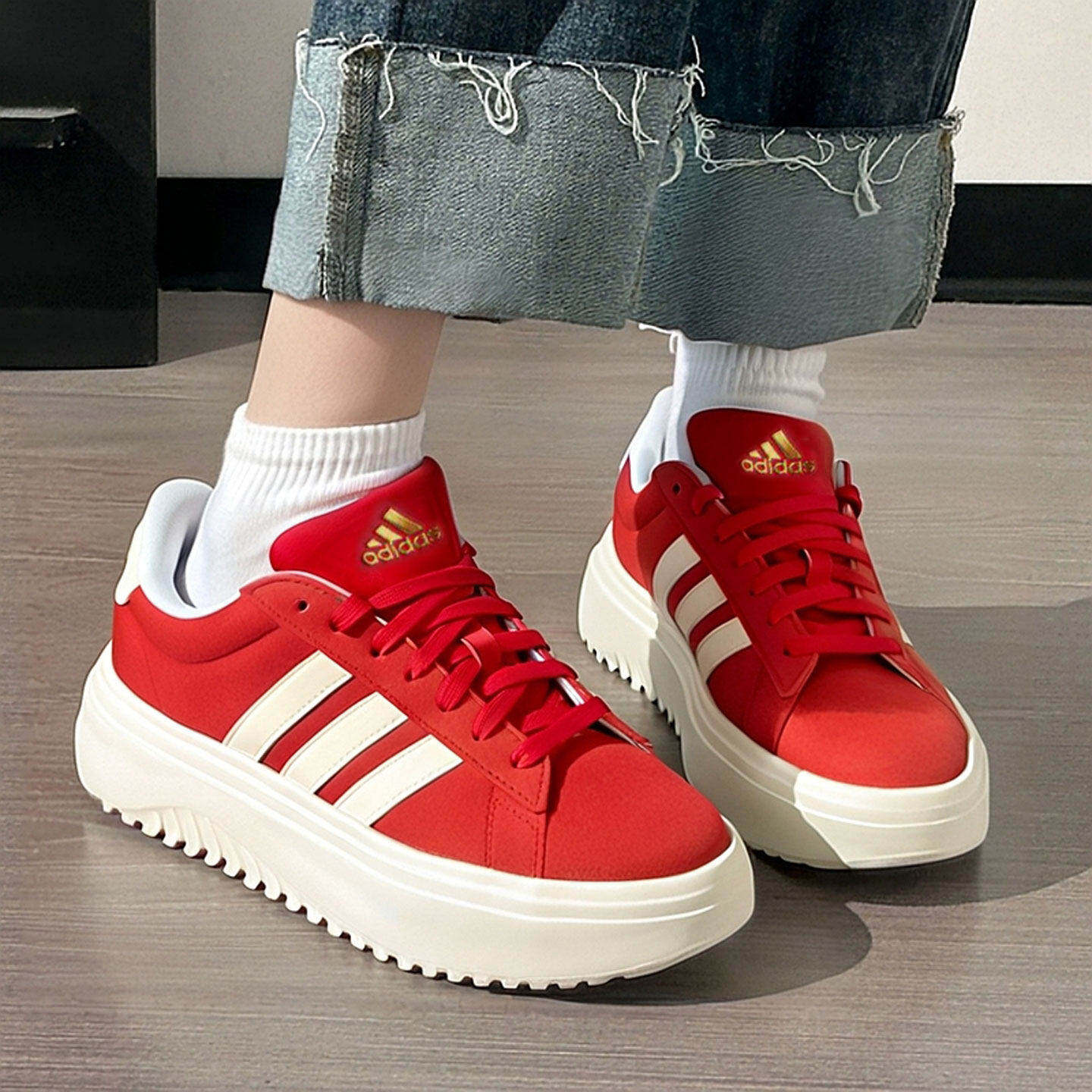 Adidas新年款女鞋红色板