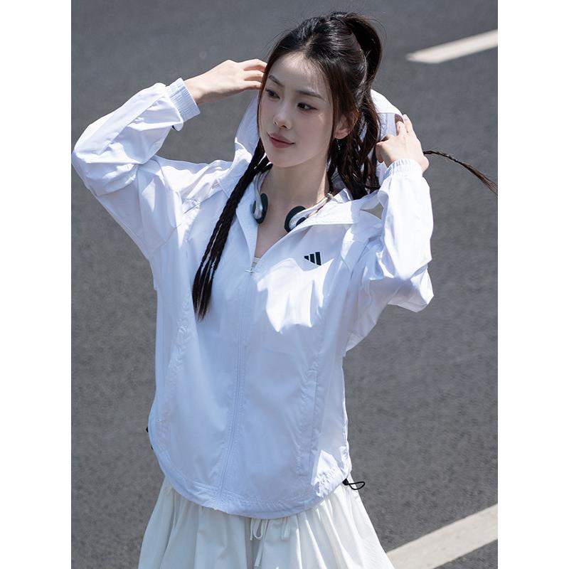 阿迪达斯外套女夏季正品梭织防风衣白色薄款连帽快干夹克女IS8042