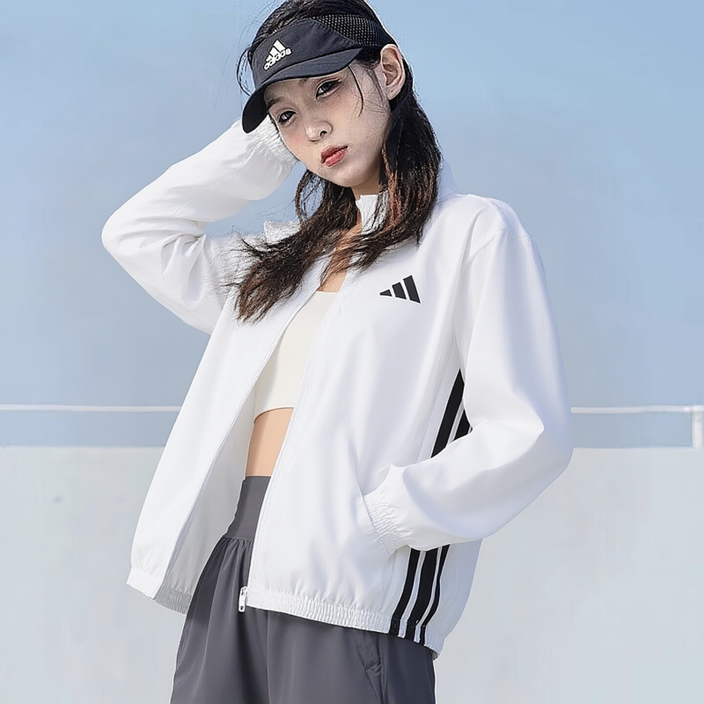 阿迪达斯女装立领运动服跑步训练服透气休闲夹克快干梭织白色外套