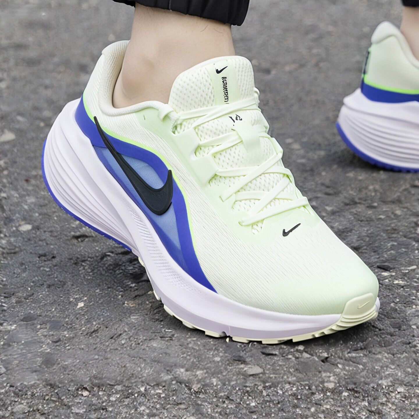NIKE耐克鞋子白色跑步鞋