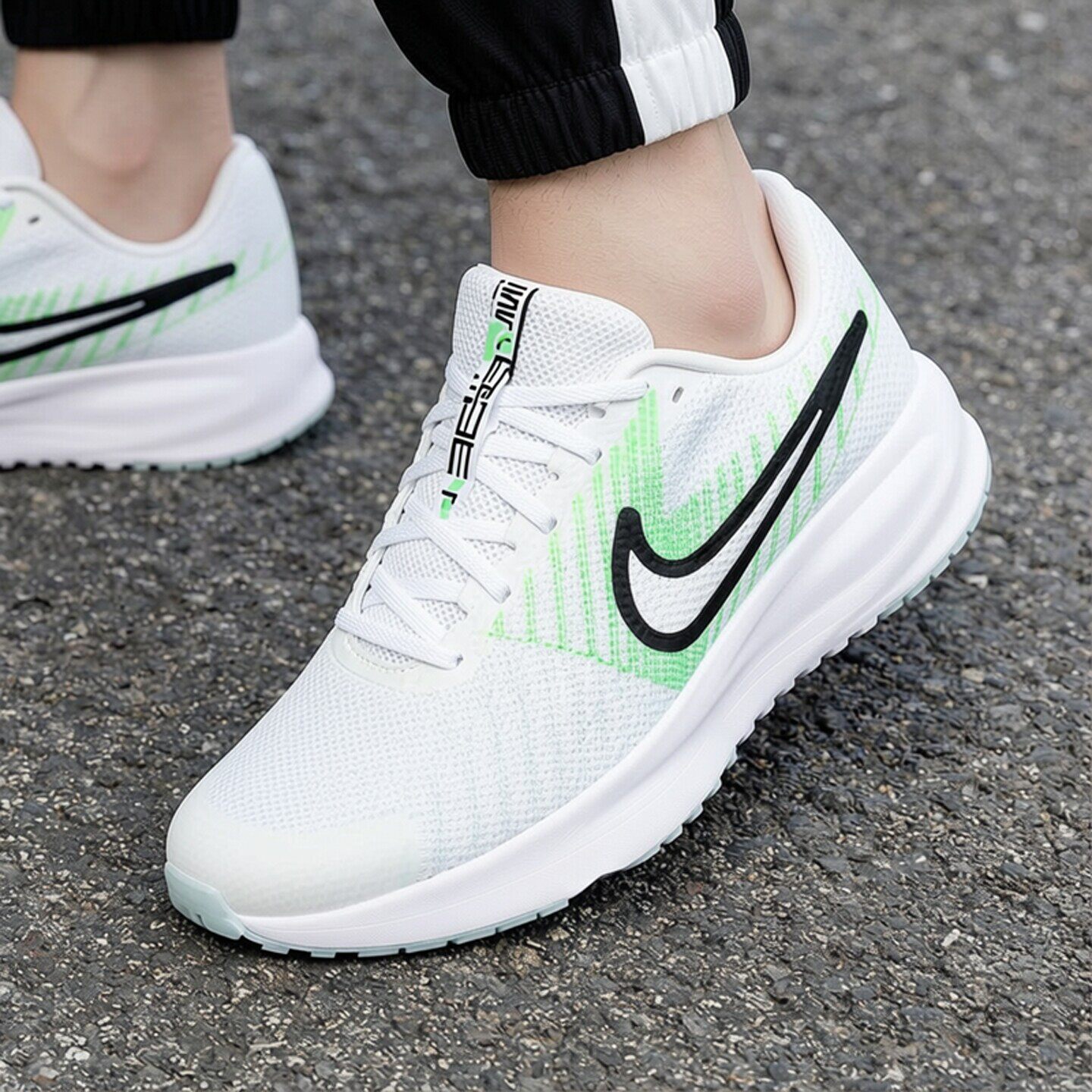Nike耐克鞋子透气网面鞋