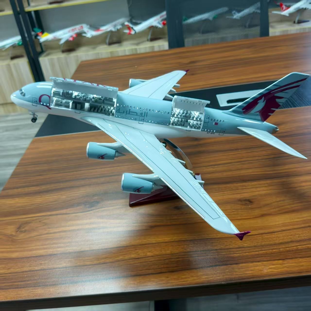 47cm仿真飞机模型A380卡塔尔双开门可见客机座舱布局灯光摆件礼品