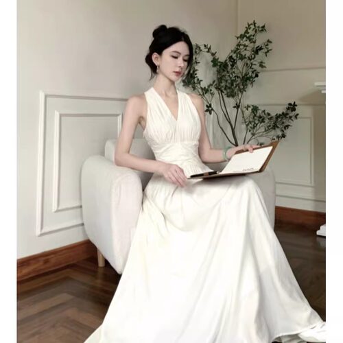 法式挂脖V领无袖连衣裙2025新款女夏季气质褶皱收腰显瘦A字长裙子