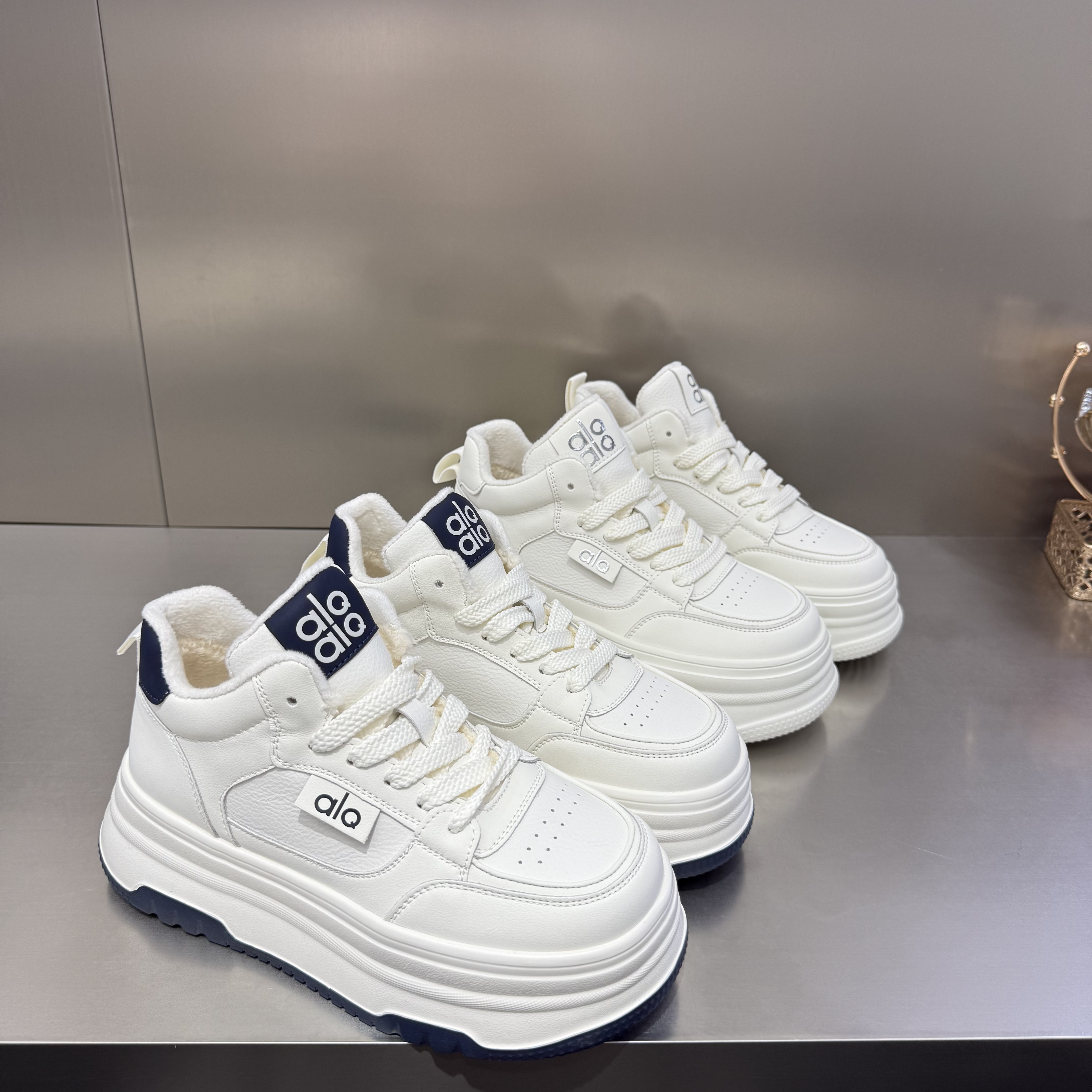 2025冬厚底小白鞋女百搭舒适轻便休闲运动鞋ins潮配阔腿裤棉鞋潮