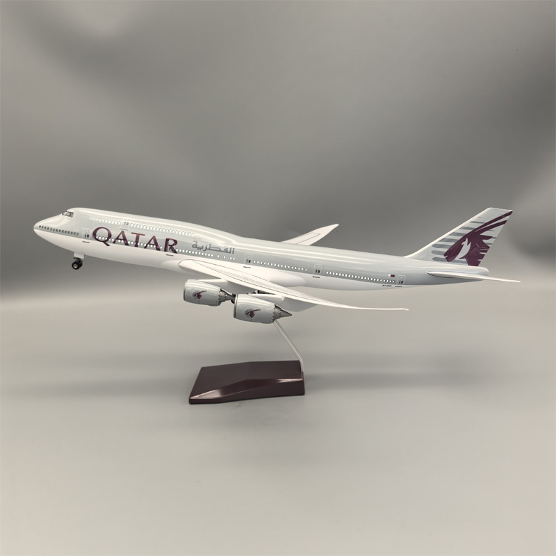 带灯卡塔尔航空747-8仿真民航客机飞机模型摆件礼物礼品男生QATAR