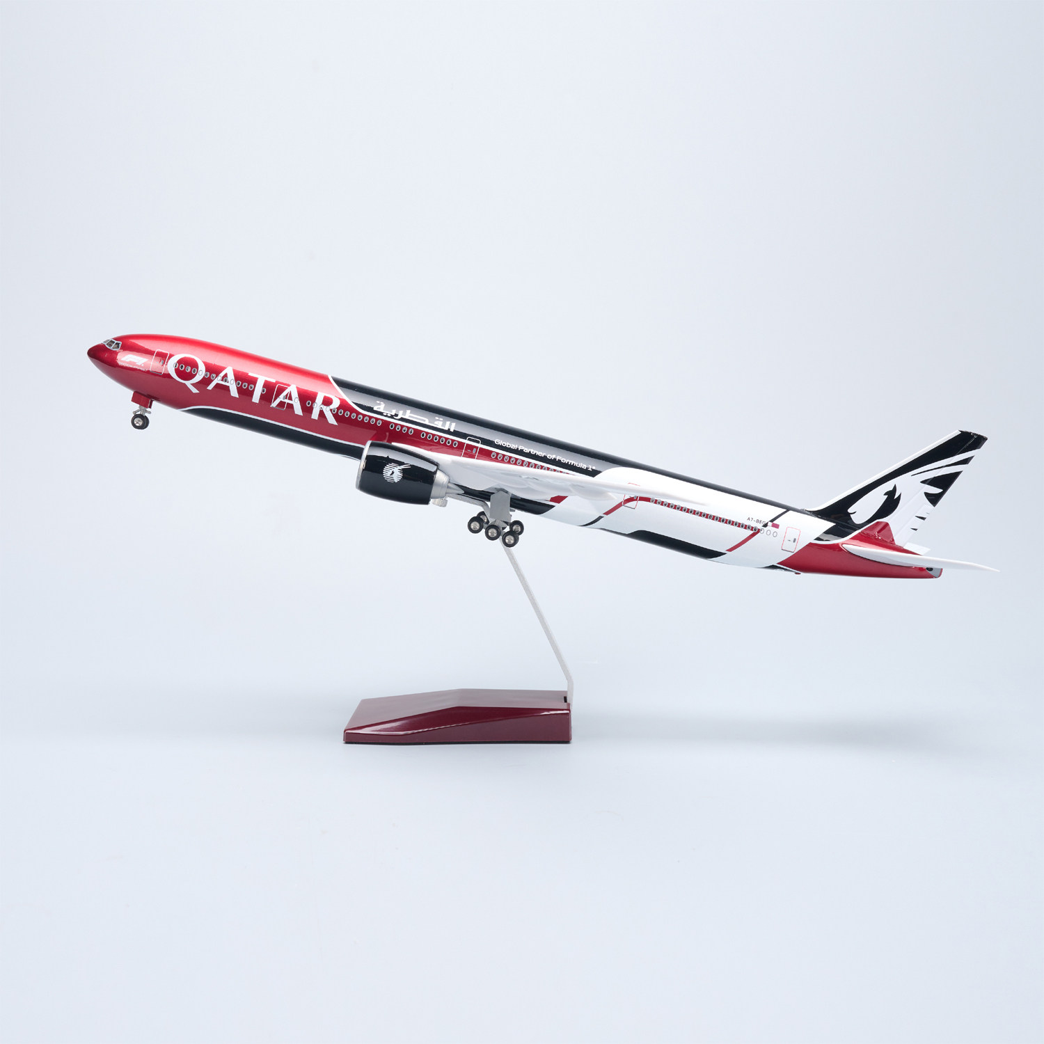 带灯卡塔尔航空F1波音777飞机模型仿真摆件礼物收藏QatarAirways