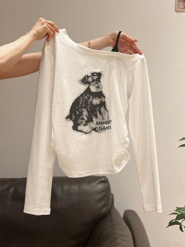 高弹棉辣妹斜肩露肩小狗白色印花长袖T恤女秋季褶皱收腰显瘦上衣