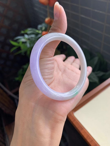 天然翡翠水润细腻春彩圆条手镯一抹阳绿鲜艳夺目紫底仙气飘飘