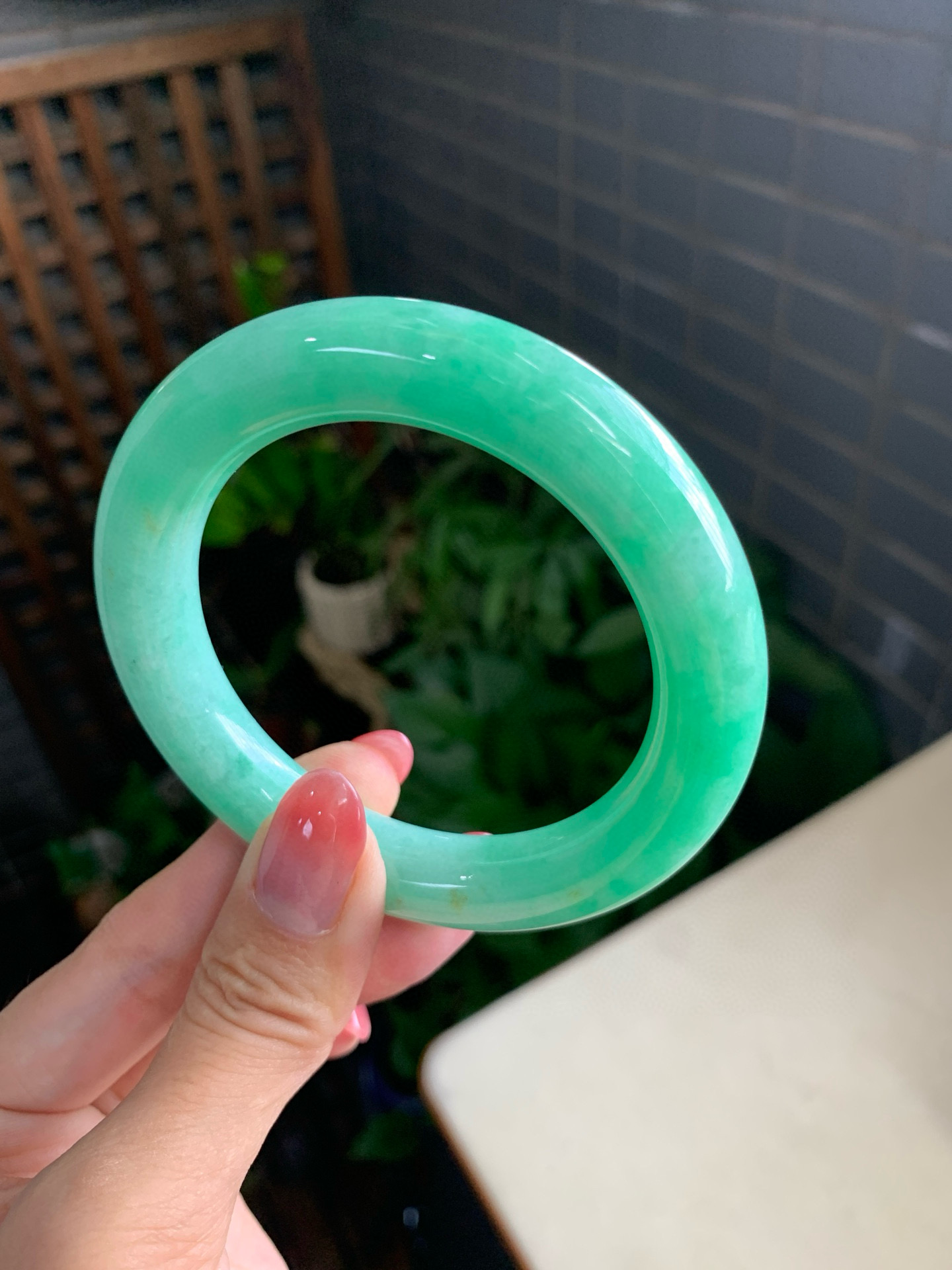 缅甸A货翡翠手镯56圈口冰种阳绿圆条手镯种老肉细女款带证书