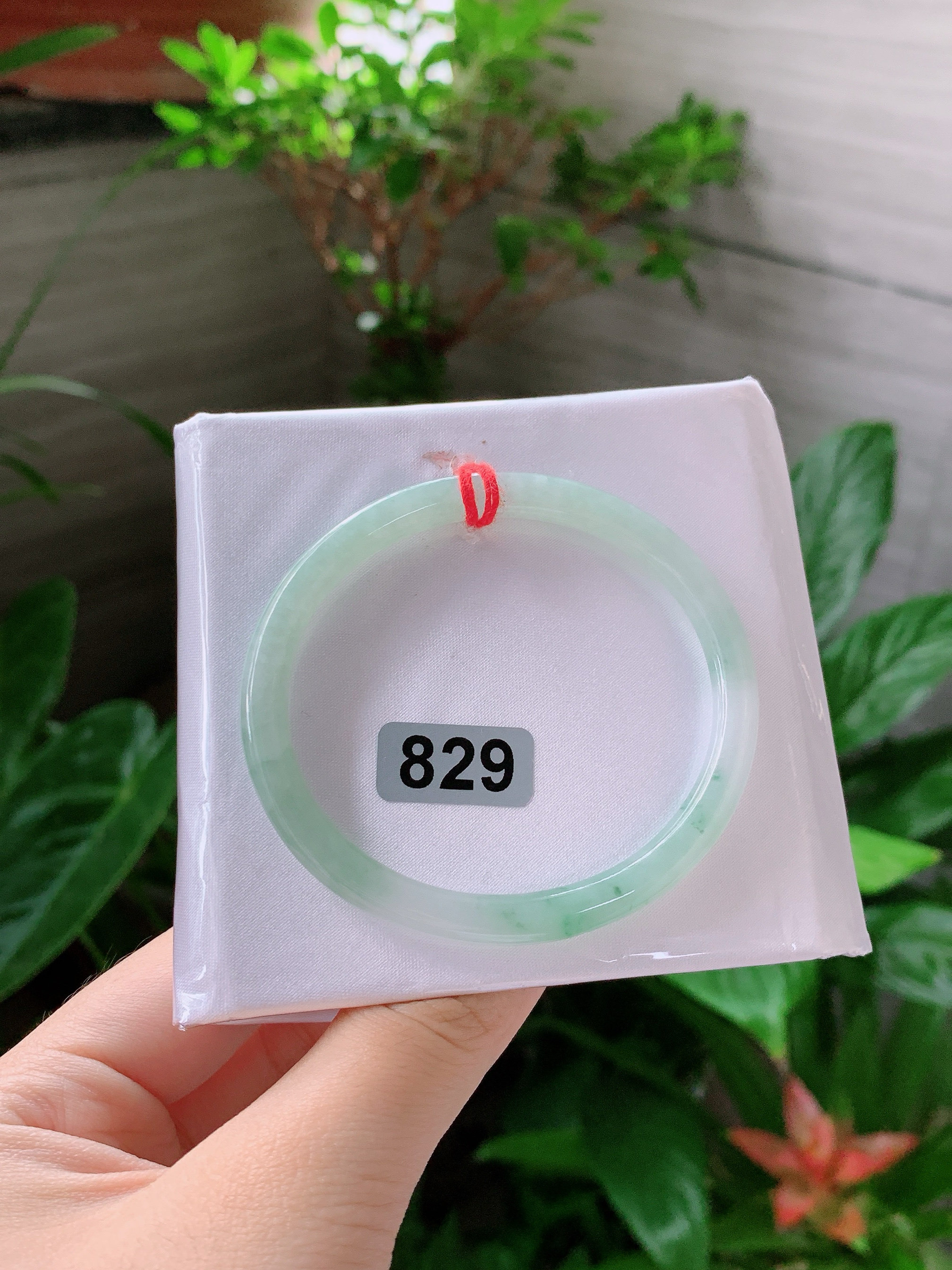 A货手镯54圈口冰种飘绿花圆条贵妃手镯种老肉细女款带证书