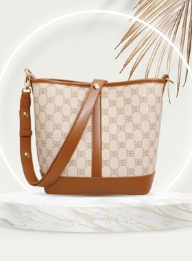 百丽老花水桶包2023春新款女包包休闲高级单肩包斜挎包X9042AX3