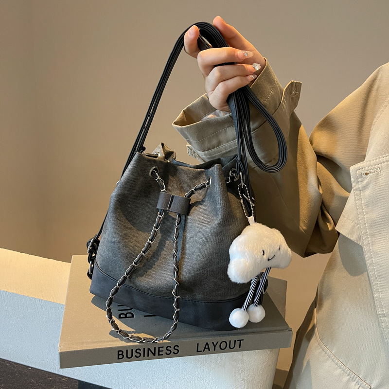 秋冬新款牛仔布百搭水桶包小包包女抽绳时尚休闲单肩斜挎双肩背包