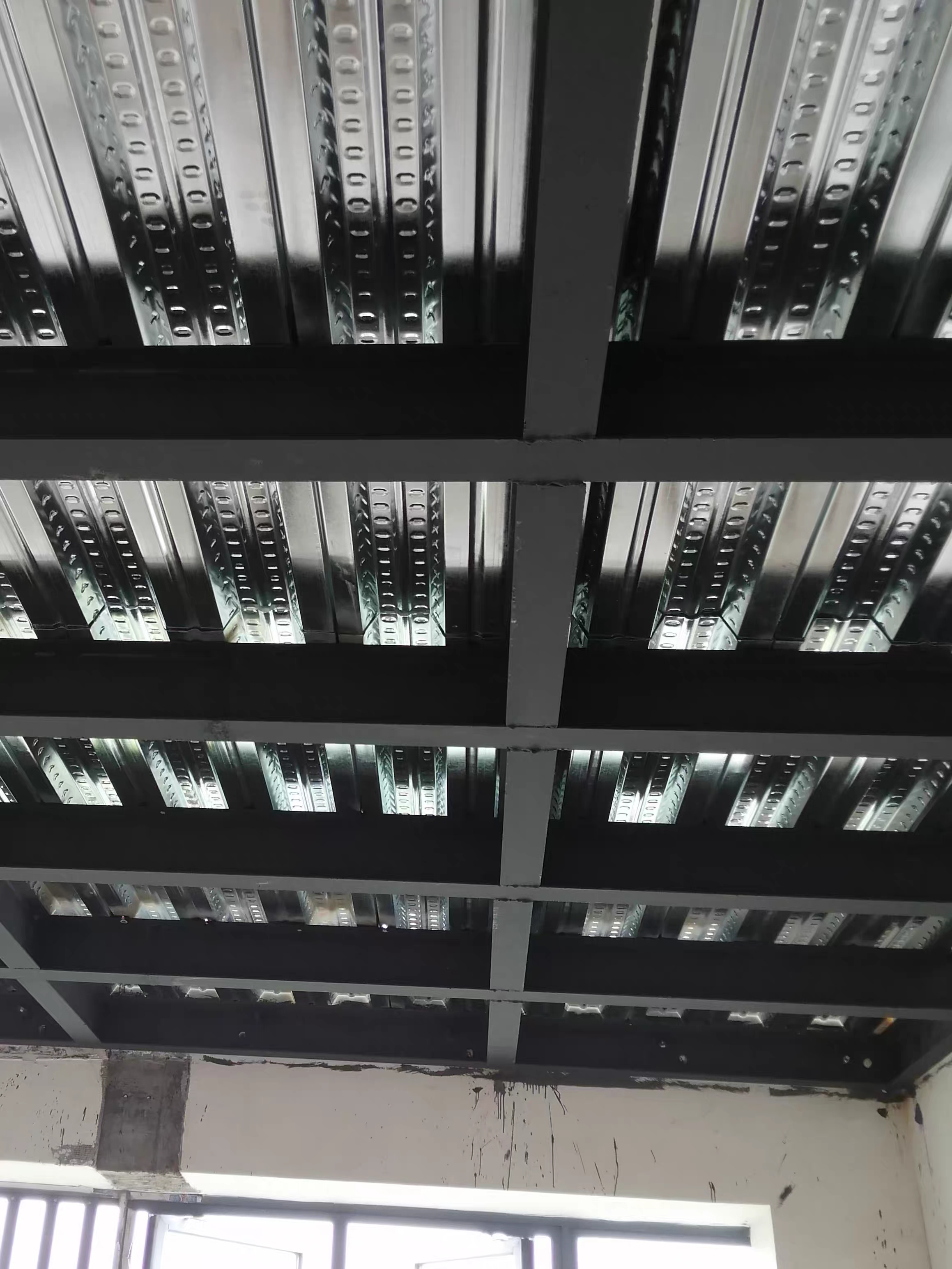 成都钢结构搭建钥制楼梯安装阳台洞口补全老房漏水加盖彩钢瓦防水