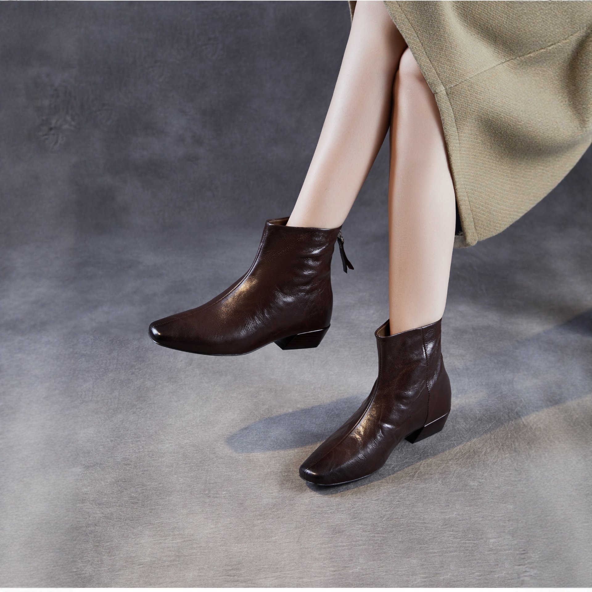 手抓纹羊皮棕色方头切尔西短靴女平底法式轻奢小踝靴后拉链短靴子