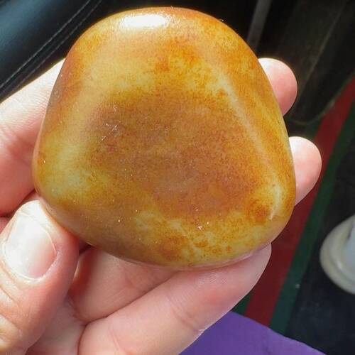 新疆和田玉籽料红油皮黄青玉