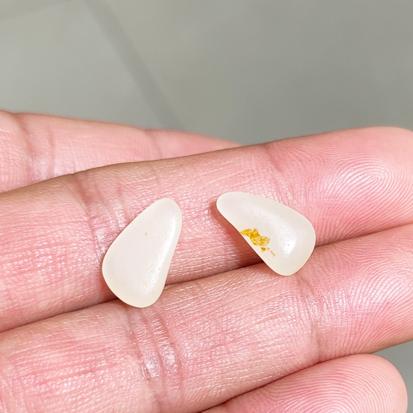 新疆和田玉籽料洒金皮高脂粉