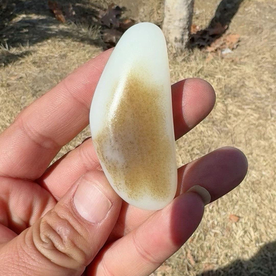 正宗新疆和田玉籽料秋梨皮高脂粉羊脂白玉玉牌男女款收藏挂件吊坠