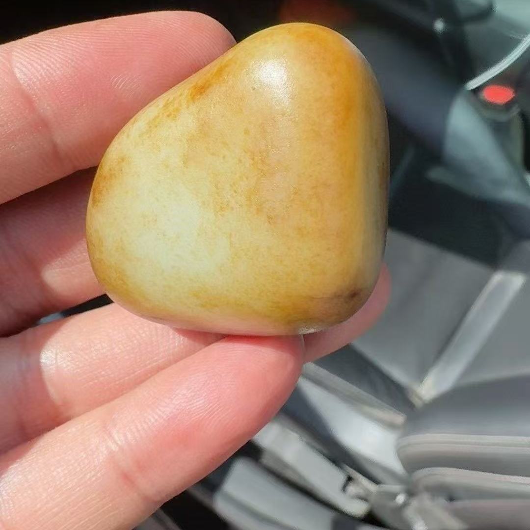 新疆和田玉籽料洒金皮高脂粉