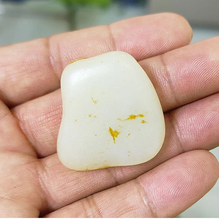 正宗新疆和田玉籽料玉龙喀什河洒金皮高脂粉白玉原石玩料挂件吊坠