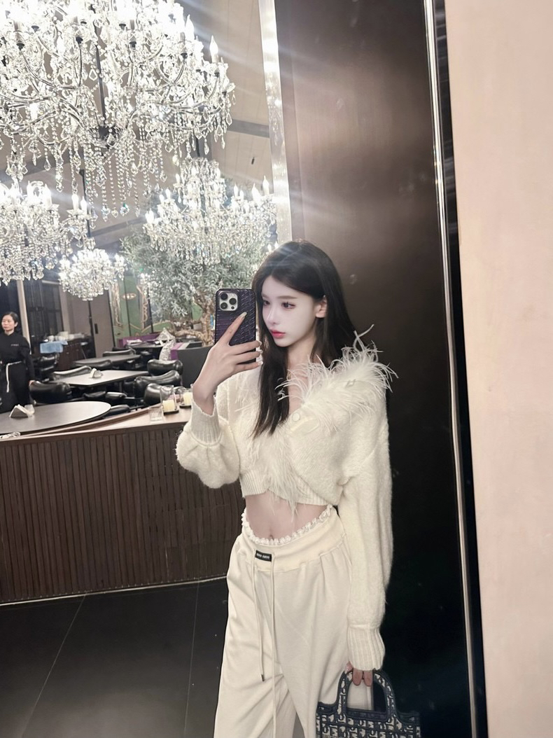 GGQSDZ*韩一个*lau小众鸵鸟毛V领毛衣长袖短款针织纽扣开衫上衣女
