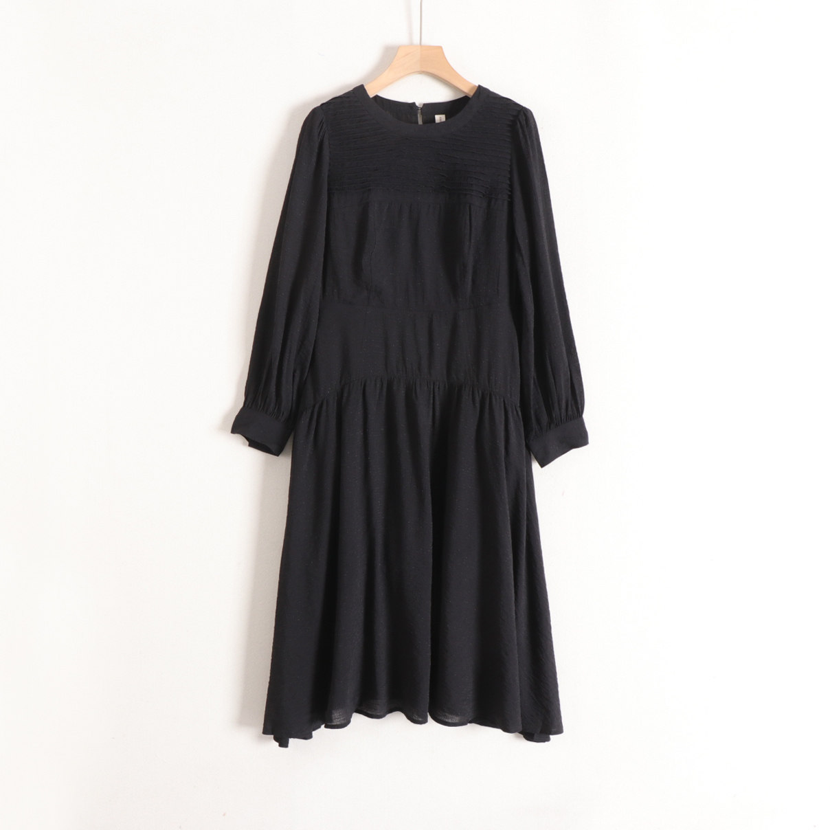 【言】轻熟纯色简约气质圆领褶皱收腰长袖长款连衣裙女26春装撤柜