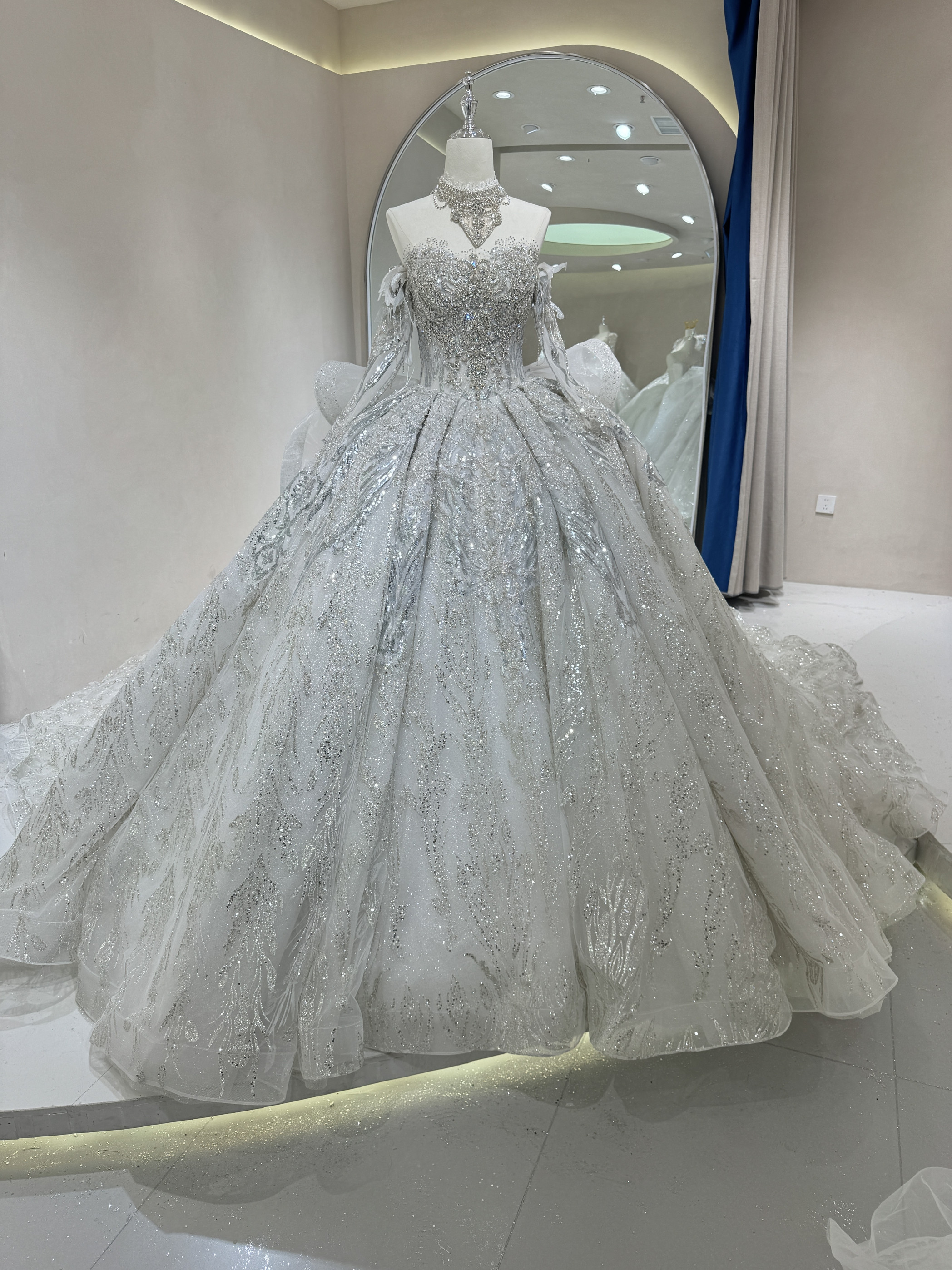 超重工婚纱一字肩款式肩部和胸前镶嵌精美水晶花朵装饰