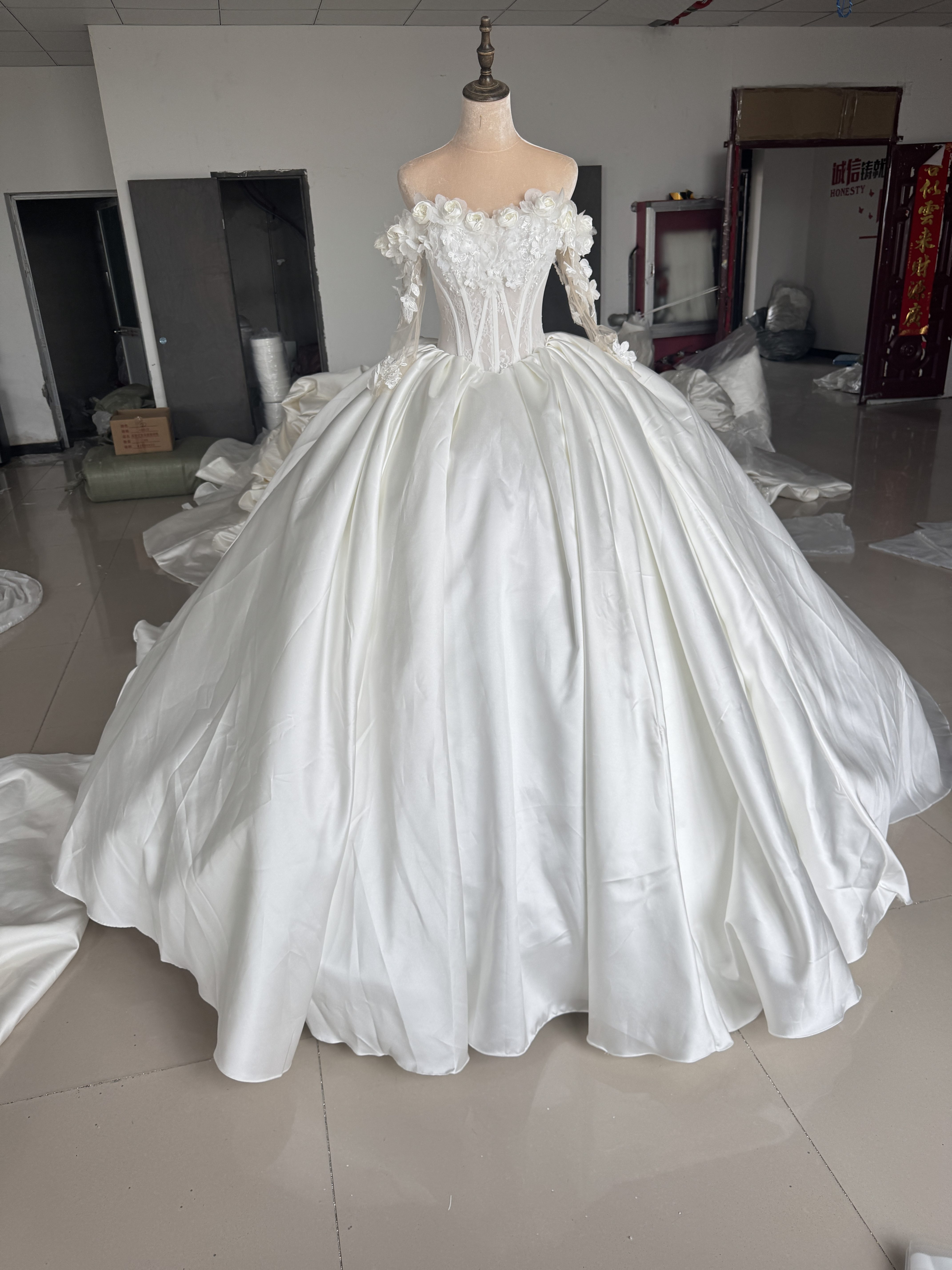 缎面主婚纱礼服新娘2025新款长袖v领小个子高级重工出门纱秋冬季