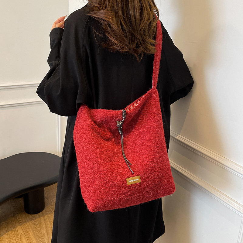安可拉红毛毛包秋冬新款软糯毛绒水桶包单肩斜挎包大容量双面布袋,箱包皮具/热销女包/男包,水桶包,淘宝优惠券,粉丝福利购,淘宝优惠卷