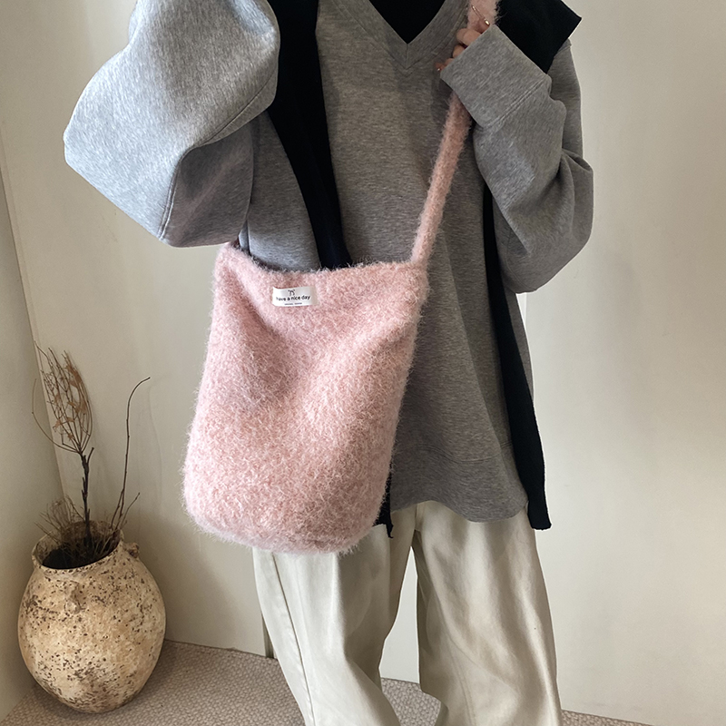 2025秋冬新款毛绒绒软糯可斜挎背包新款百搭韩系水桶包通勤单肩包