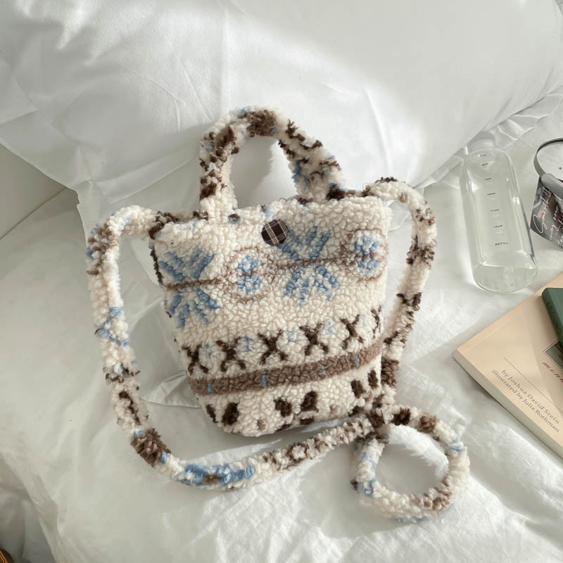 冬季新品民族风毛绒复古学生手机包手提斜挎便携式遛弯实用小包包