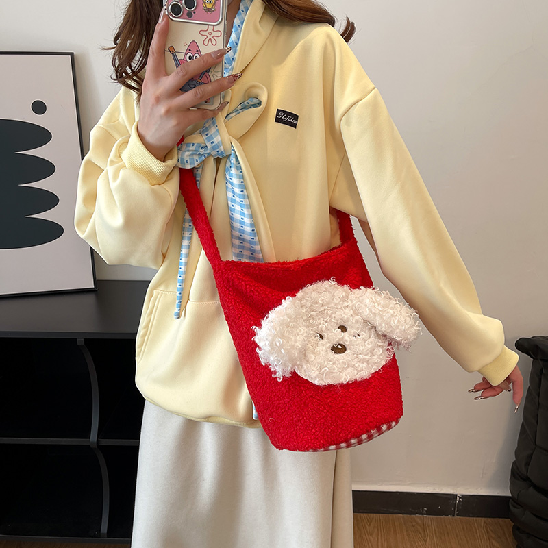 红色毛呢水桶包2024秋冬新款韩版可爱长带斜挎包毛茸茸学院风女包