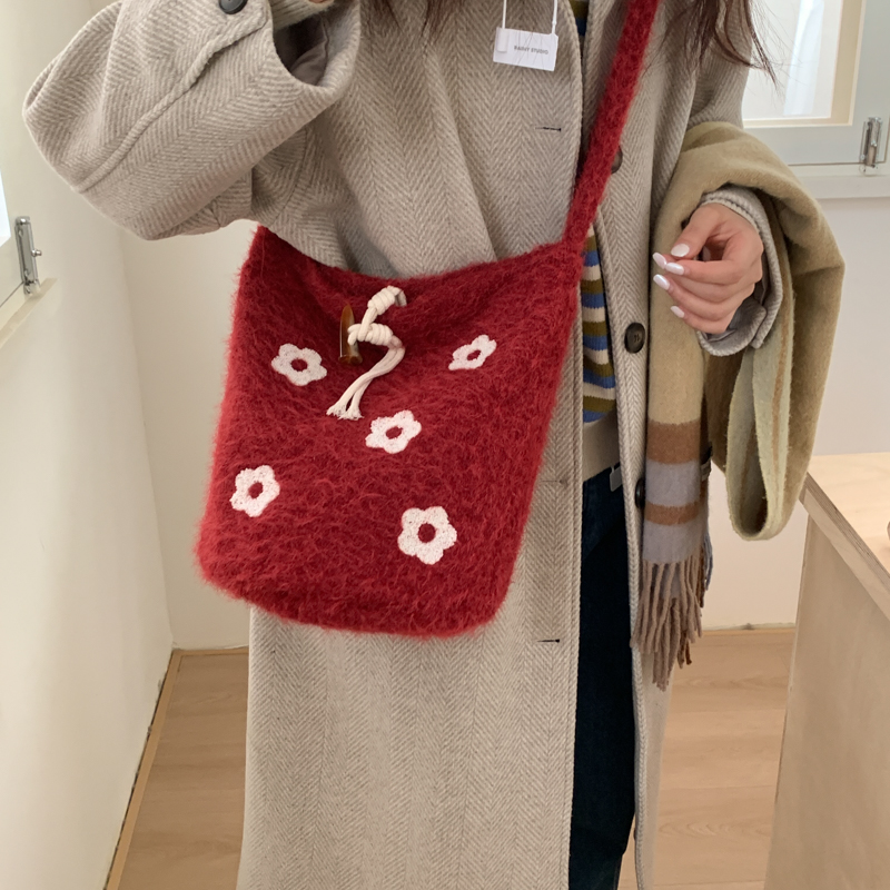 甜美可爱花朵毛绒包包女冬季2025新款潮时尚学院风水桶包大容量包