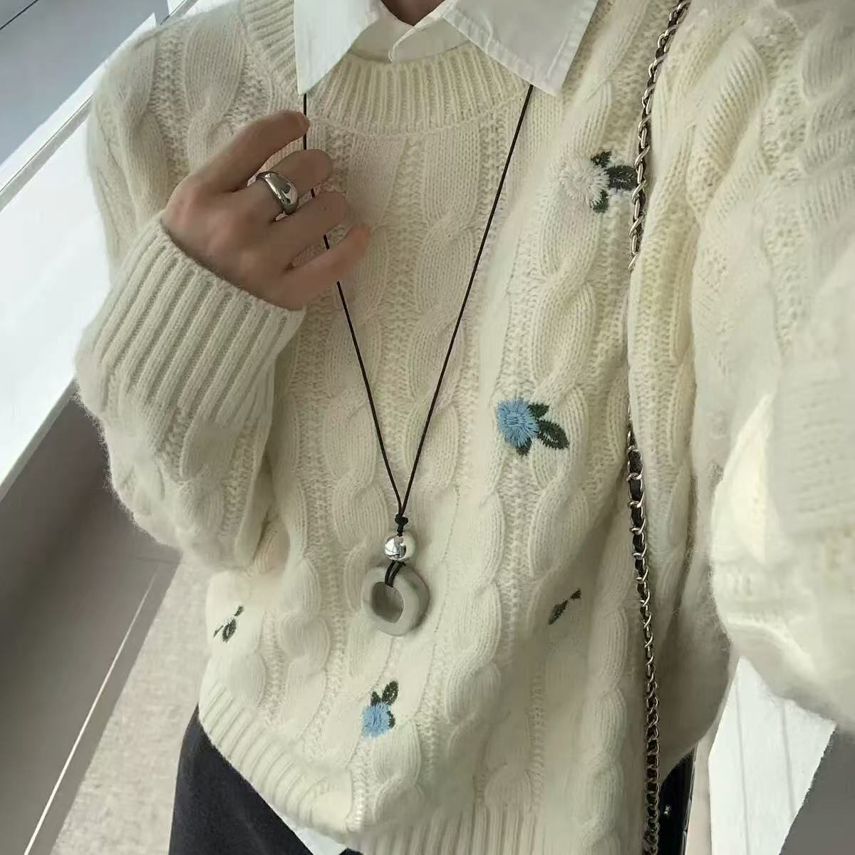 刺绣麻花圆领套头毛衣秋冬新宽松显瘦百搭休闲针织打底衫特0.53