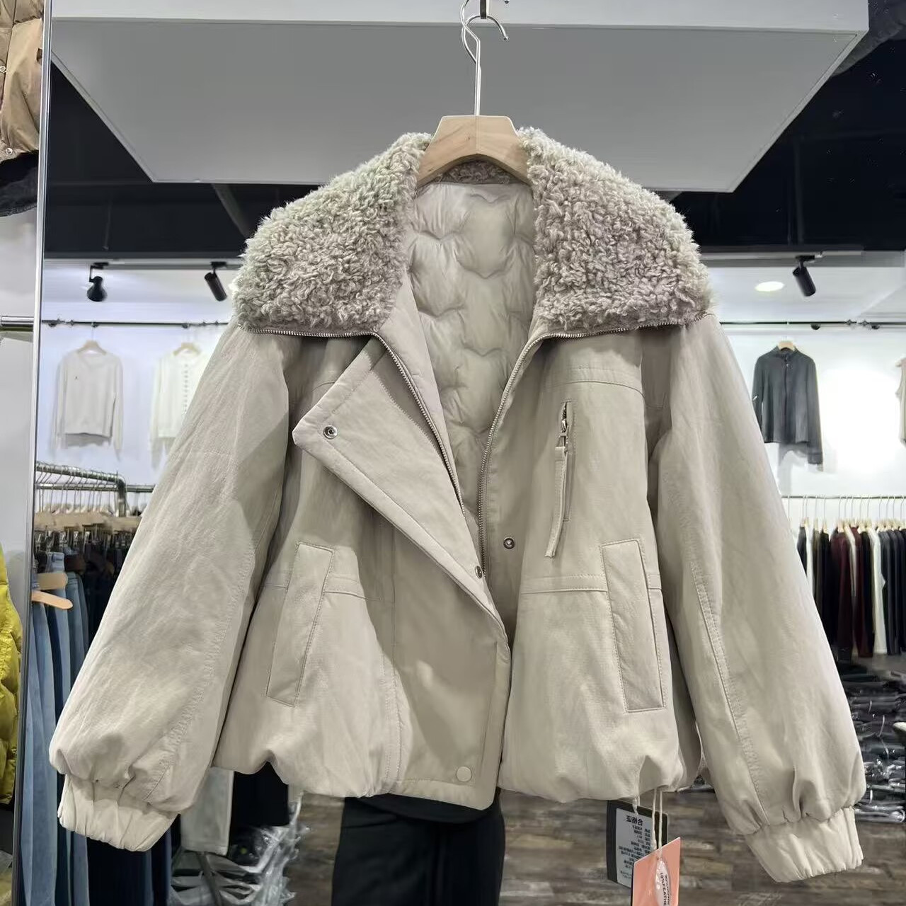 羊羔毛翻领羽绒服女短款冬季新款宽松显瘦百搭休闲保暖外套世0.88