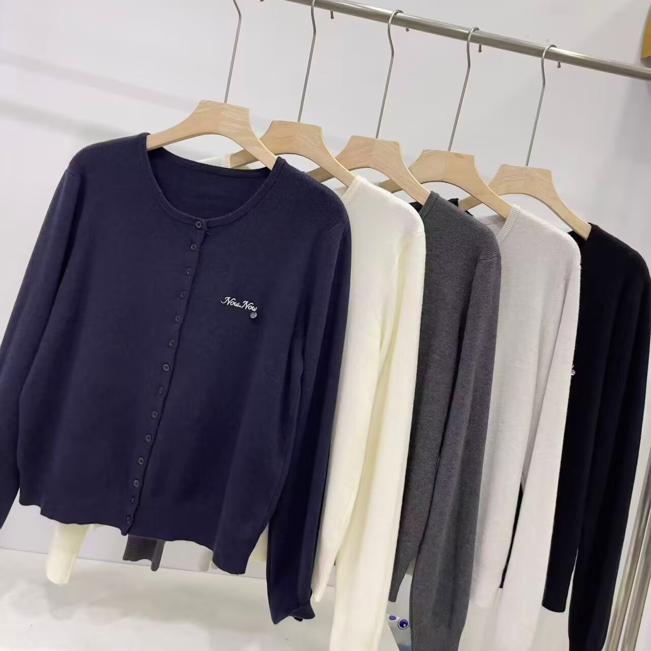 刺绣圆领单排扣针织开衫女秋新修身显瘦百搭休闲薄款毛衣特0.31